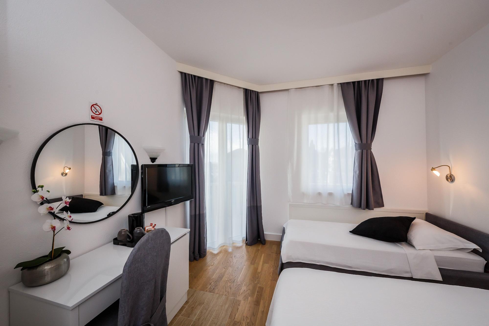 Hotel Villa Zarko Kaštel Stari Exterior foto